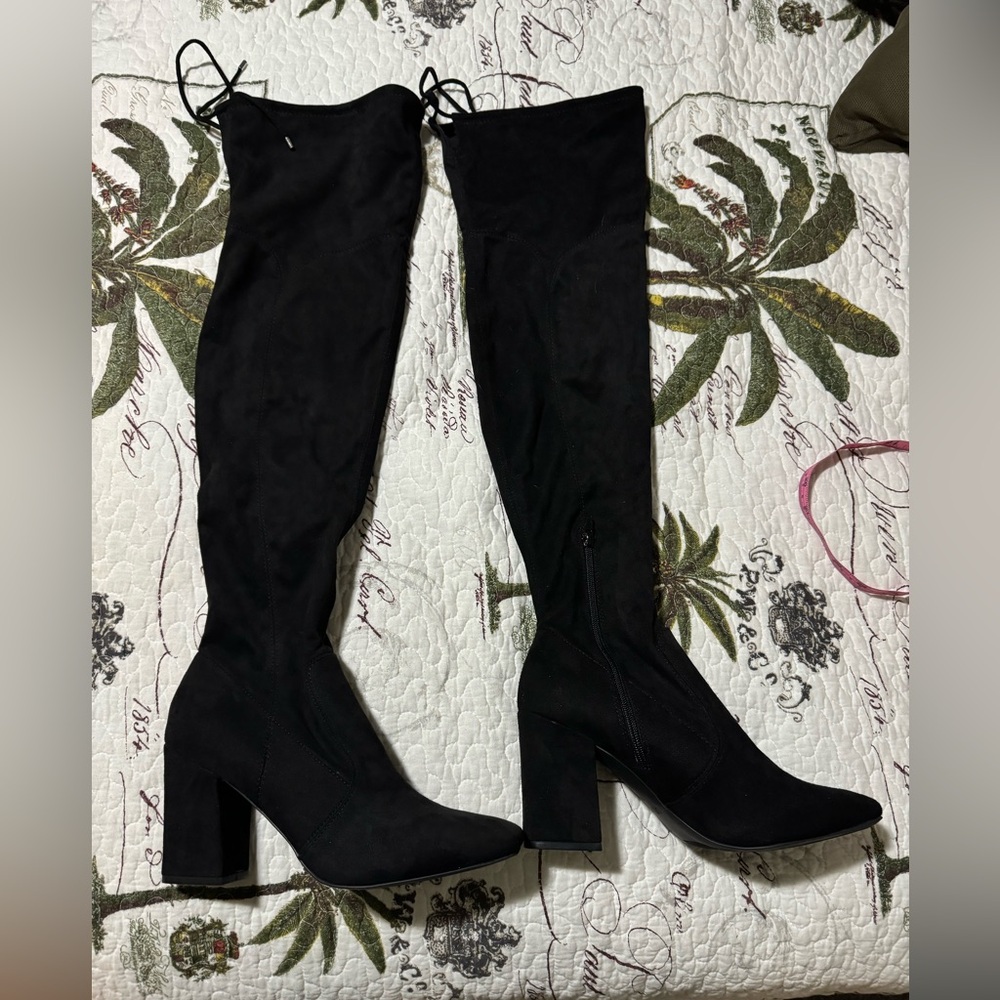 UNISA Women’s black knee high boots Like New size 10